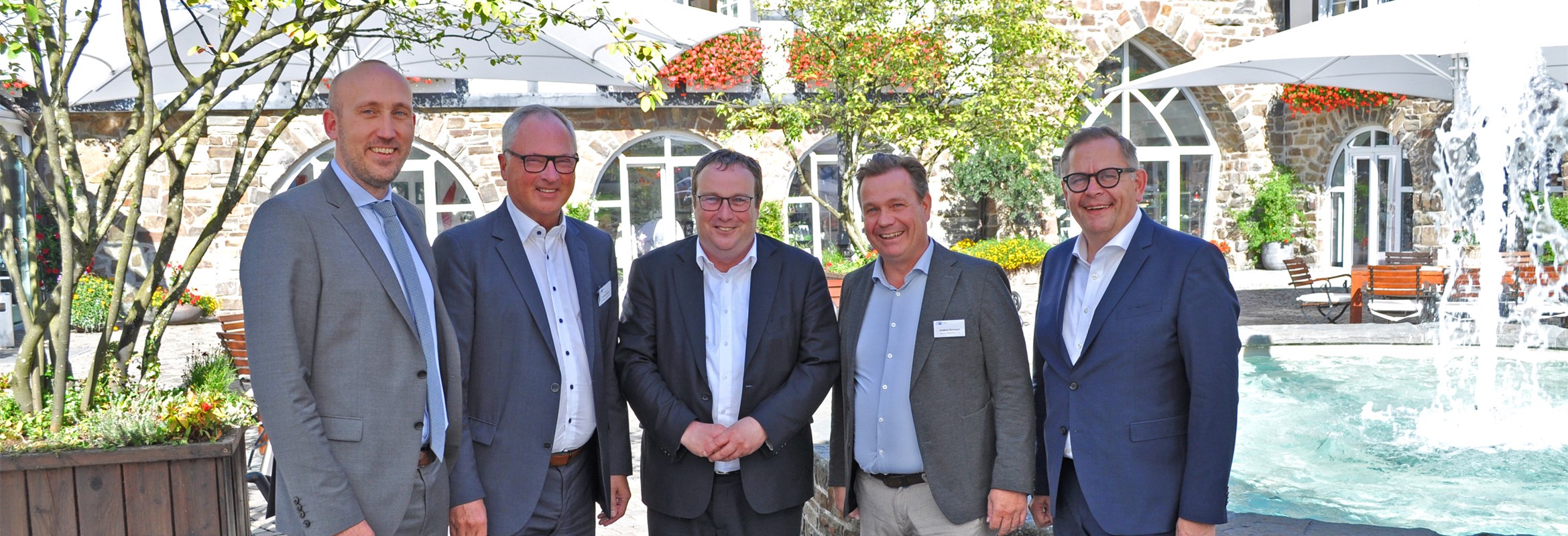 Oliver Krischer, NRW-Minister für Umwelt, Naturschutz und Verkehr mit Hauptgeschäftsführer Jörg Nolte, Präsident Andreas Rother und den Vize-Präsidenten Andreas Deimann und Andreas Knappstein.
